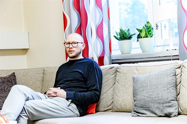 Rasmus Isomaa, verksamhetsledare på Fredrikakliniken i Jakobstad och forskare i ungdomsvetenskap vid Åbo Akademi i Vasa, uppmanar unga att fokusera på de sociala aktiviteter som är möjliga, i stället för att fokusera på allt som inte är möjligt just nu.