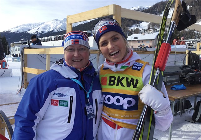Eva-Maria Strömsholm tillsammans med den norska skidstjärnan Therese Johaug. Bilden är tagen på världscupen i Davos, Schweiz, förra året. Strömsholm reste dit för att bekanta sig med hur andra länder arrangerar världscupen.