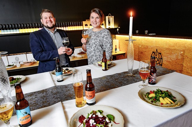 Nicke Kavilo, vd för Kahakka Brewery och Fanny Indola, försäljnings- och marknadsföringskoordinator i den nyrenoverade fabriksbutiken i Indola.