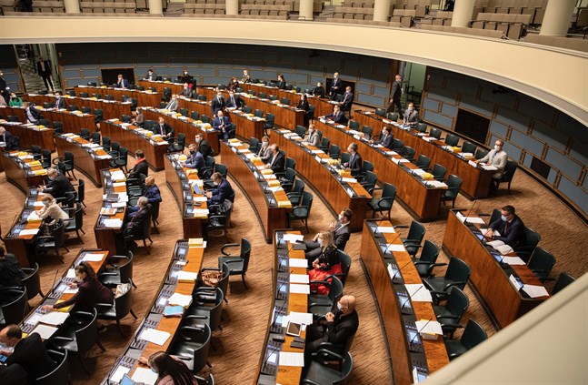 För tillfället får endast ett begränsat antal ledamöter sitta i plenisalen under plenum, övriga deltar på distans.