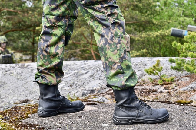 Vissa uppgifter inom försvarsförvaltningen kommer inte heller i framtiden att kunna skötas på distans. Hit räknas bland annat uppgifter som gäller beredskap, underrättelse, utbildning av beväringar och reservister och militär krishantering.