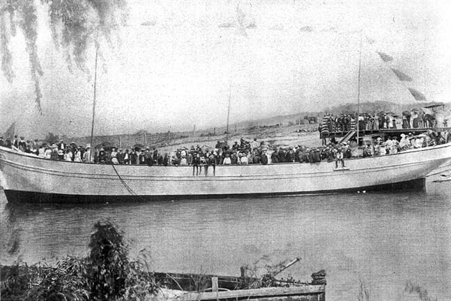 Den tremastade skonaren Alma Doepel kort efter sjösättningen i Bellingen den 10 oktober 1903.