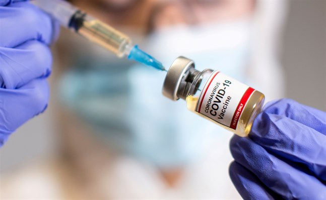 En möjlig omfördelning av Finlands vaccindoser fick Joakim Strand att ta till pennan och föreslå egen införskaffning.