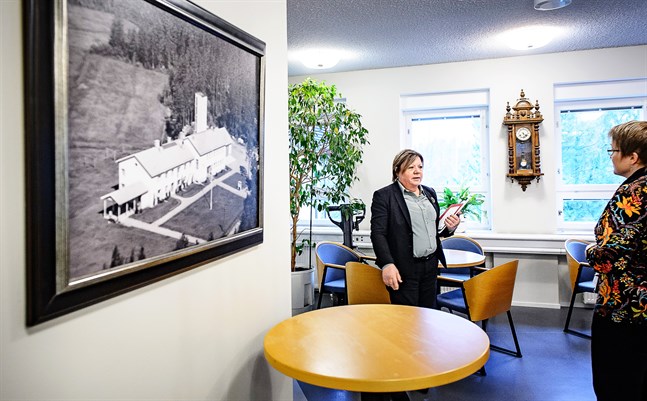 Kommungården är byggd på 50-talet och skyddad. Därför får inte den nya utbyggnaden påverka fasaden, säger kommundirektör Gun Kapténs. Invid henne står ekonomichef Yvonne Thodin.
