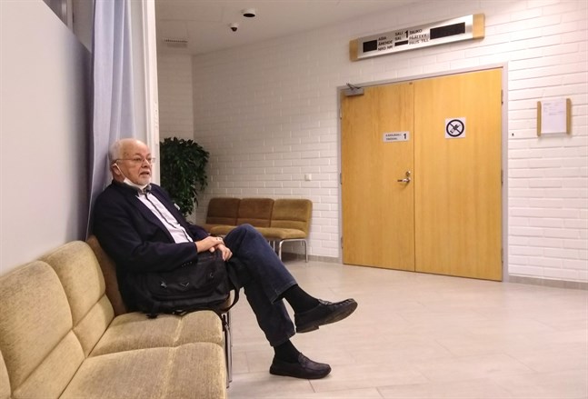 Rättegången mot Martyrkyrkans vänner och Johan Candelin inleds.