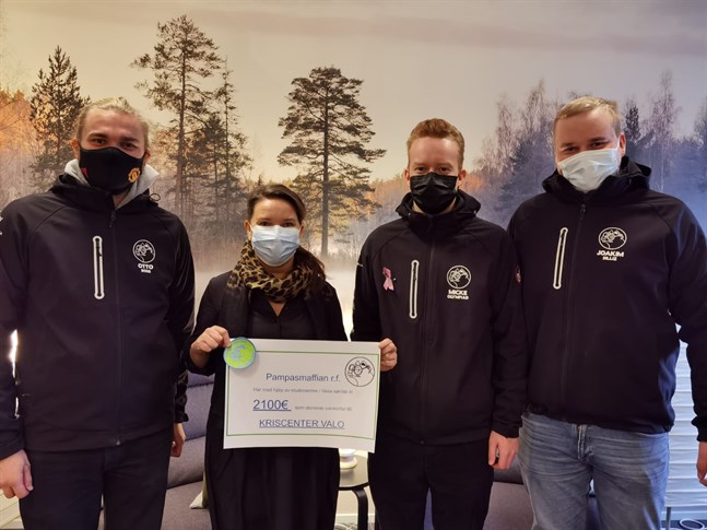Studentföreningen Pampasmaffian vid Åbo Akademi i Vasa har samlat ihop pengar till Österbottens kriscenter Valo. Donationen överräcktes till direktör Anne Salovaara-Kero.