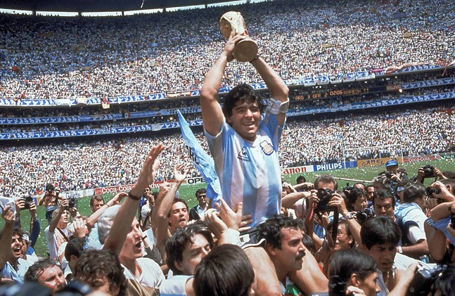 Diego Maradona med VM-bucklan efter finalsegern mot Västtyskland 1986. Arkivbild.