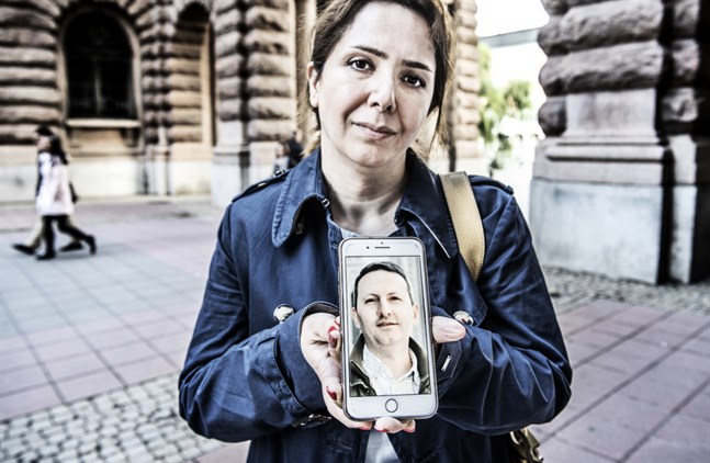 Vida Mehrannia, fru till Ahmadreza Djalali, visar upp en bild på sin dödsdömda make. Arkivbild.