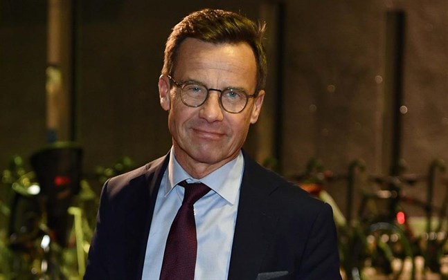 Ulf Kristersson är inte nöjd med Sveriges regerings svar om hur vaccinationerna ska gå till.