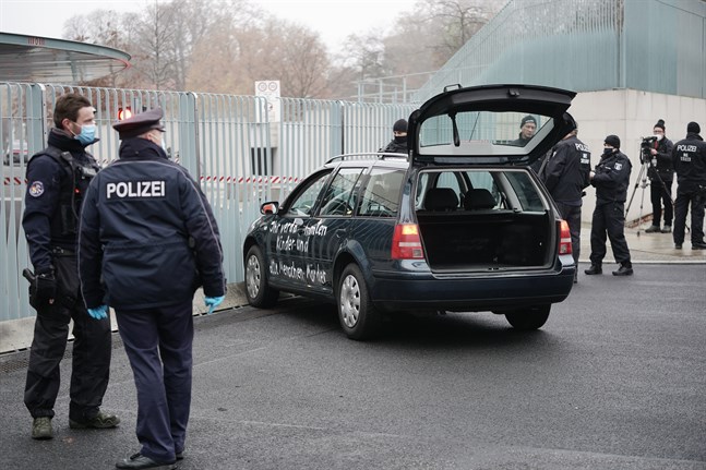 Bilen framför Merkels kansli i Berlin.