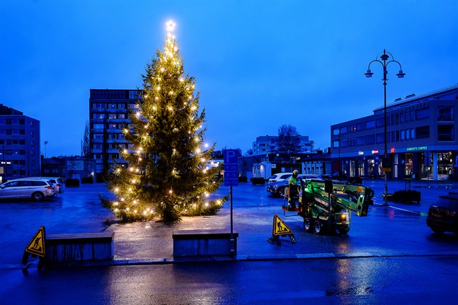 Vid tretiden på onsdagen stod granen klar med ljusen tända. Julgranen på torget i Jakobstad. 25.11.2020.