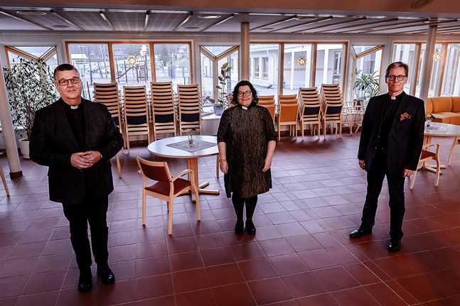 Tomas Portin, Lotta Endtbacka och Jockum Krokfors vägrar ställa in julen, men den högtid som brukar dra fullt hus arrangeras annorlunda i år.