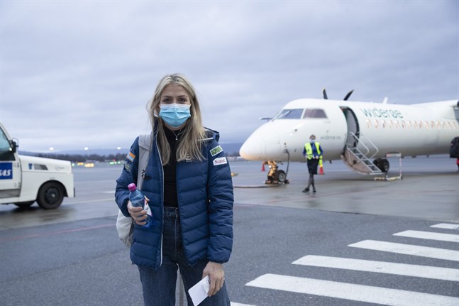 Therese Johaug på Gardermoens flygplats inför avresan till Finland.