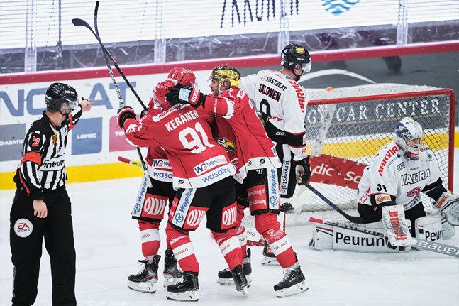 Valtteri Viljanen satte segermålet i powerplay i tredje perioden. Janne Keränen och Sebastian Stålberg var först framme för att gratulera.