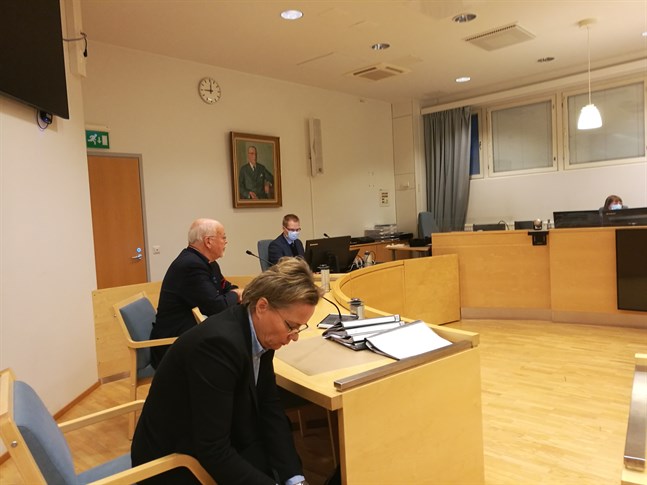 Under den andra rättegångsdagen hördes försvarets vittnen och både åklagare och försvarare höll sina slutpläderingar.