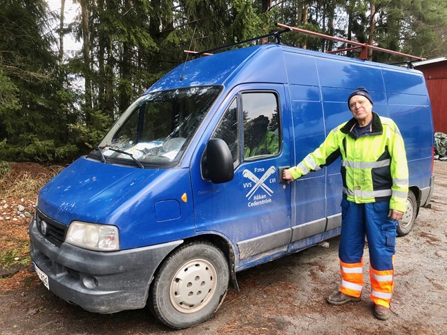 Håkan Cederström ses ofta susa förbi i sin blåa firmabil i Jeppo.