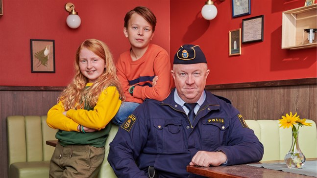 Ellen Sarri Littorin (Maja), Elis Nyström (Lasse) och Anders Jansson (polismästaren) spelar huvudrollerna i "LasseMajas detektivbyrå".