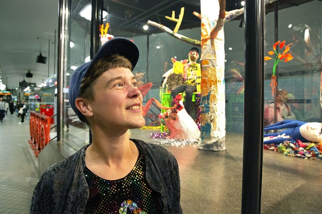 Som bildkonstnär kallar sig Alex Backlund från Jakobstad för Alex Rosa. Den här hösten får Alex Rosa visa en installation i glaspaviljongen på tunnelbanans perrong vid Odenplan i Stockholm.