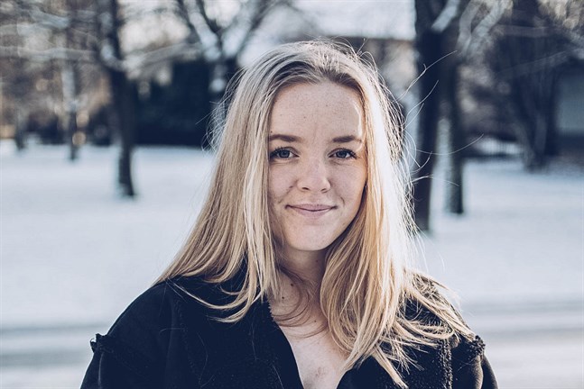 Det är dags att ifrågasätta julklappstraditionen, anser Julia Degerth.