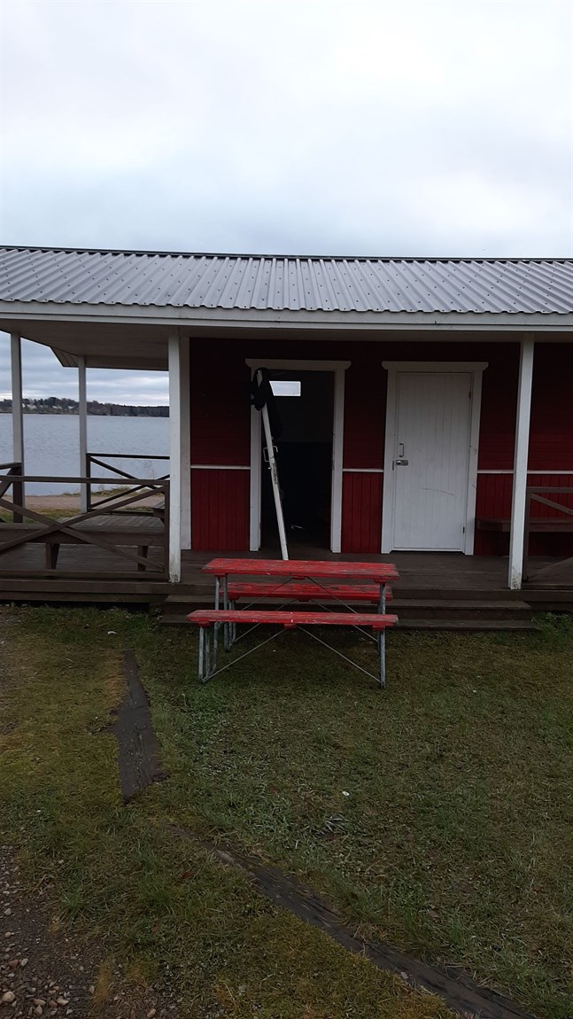 Dörren till det ena omklädningsrummet har brutits loss från gångjärnen.