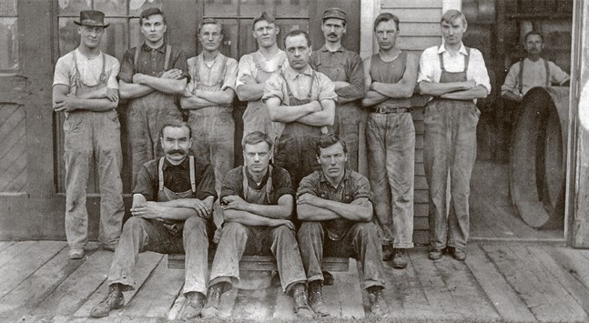 Närpesbor bland arbetare på Norton Company i Worcester, Massachusetts i början av 1900-talet.