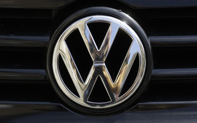 VW har höjt ambitionen vad gäller andelen el- och hybridbilar till 60 procent 2030 och siktar nu på att ta fram en billig och liten elbil för massproduktion.