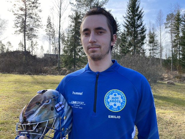 Det har varit utmanande att vara innebandyspelare i Danmark denna säsong. Det kan målvakten Emilio Lassfolk berätta.