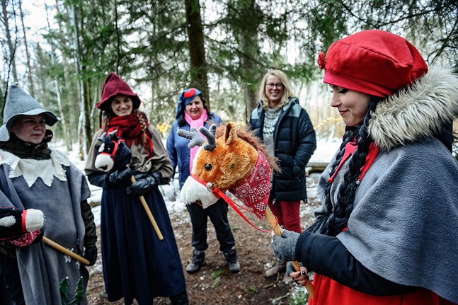 Anna Hedström, Mona Lindström, Kati Paasila, Heli Lehto och Siiri Johansson vid renhoppningsbanan vid Tomtestig vid Villa Elba den 27.11.2020.