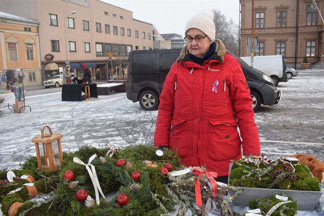 Gudrun Nyman erbjuder julkransar och hantverk vid sitt försäljningsbord på julmarknaden.