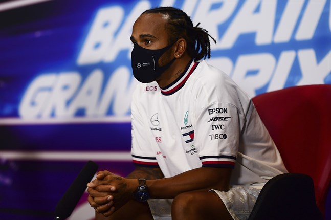 Lewis Hamilton på en presskonferens i Bahrain.