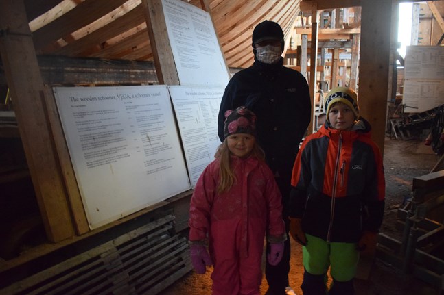 Karl-Henrik Björkman har besök av barnbarnen Emilia Björkman, sex år och Erik Björkman, nio år, från Öja. De passade på att titta på Vega.