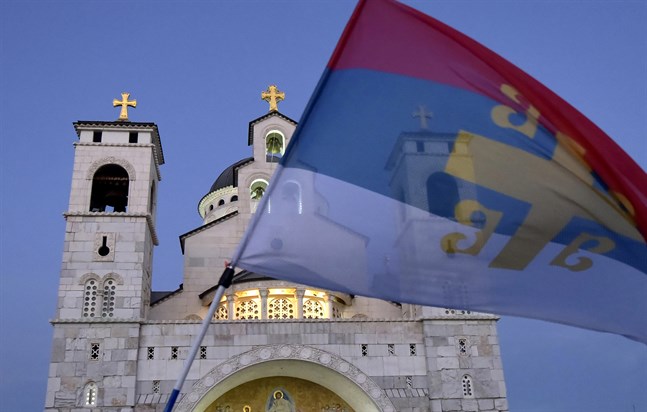 En gammaldags serbisk flagga vid en serbisk ortodox kyrka i Montenegros huvudstad Podgorica. Arkivbild.