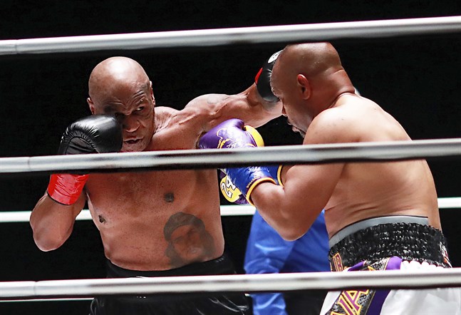 Mike Tyson riktar en vänsterjabb mot Roy Jones jr.
