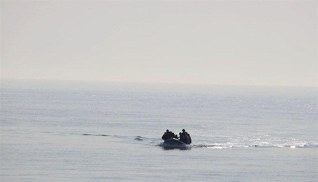 Flera personer anländer till stranden i den brittiska staden Kingsdown i en uppblåsbar båt. Arkivbild.
