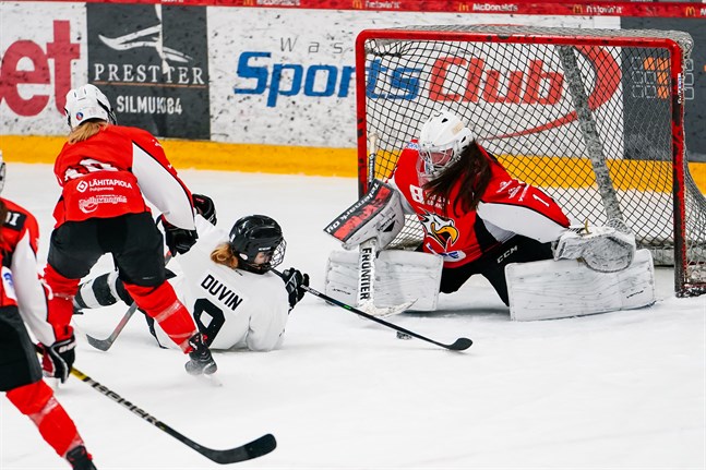 Estelle Duvin var ett gissel för Sport, men här sätter målvakten Oona Mäki stopp för den franska yttern i ett friläge.