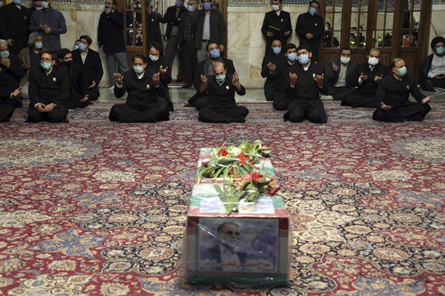 Bön under en ceremoni för den mördade kärnfysikern Mohsen Fakhrizadeh. Bilden släpptes av Irans försvarsdepartement i lördags.