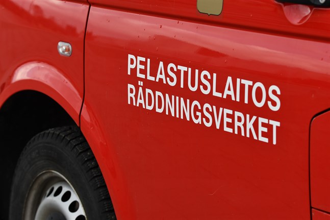 En av försvarsmaktens terränglastbilar åkte av vägen i Kajanaland på måndag morgon.