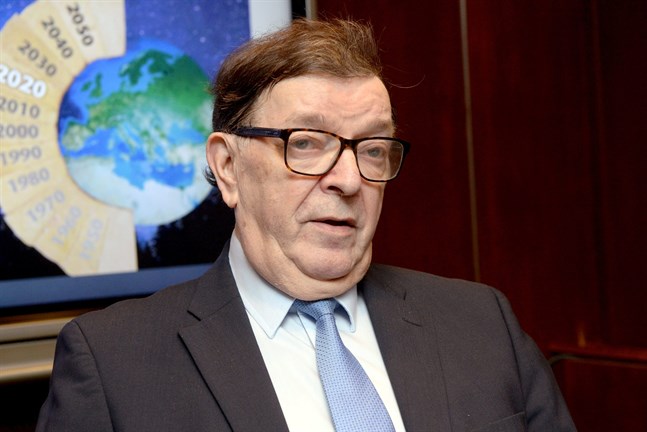 Paavo Väyrynen har ingen som helst andel i de tvister som har förekommit inom Centerns tvåspråkiga distrikt, skriver Peter Knuts och de andra i styrelsen.