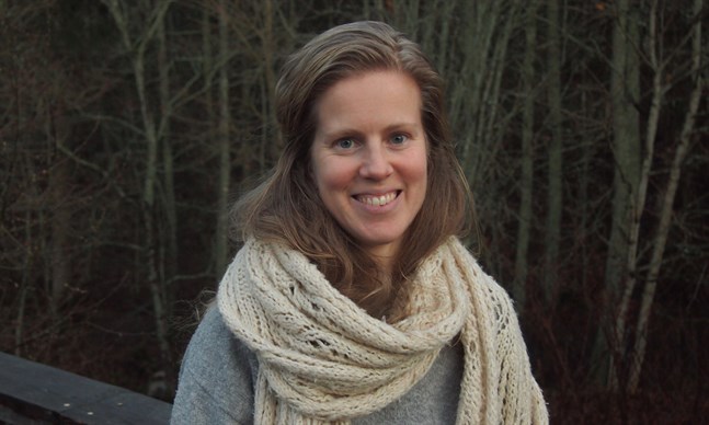 Sonja Vuori får Kritikbyråns pris för årets bästa kritiska text 2020. Detta för essän "Jag ser min döda bror på scenen och allt är bra" som publicerades i Hufvudstadsbladet.
