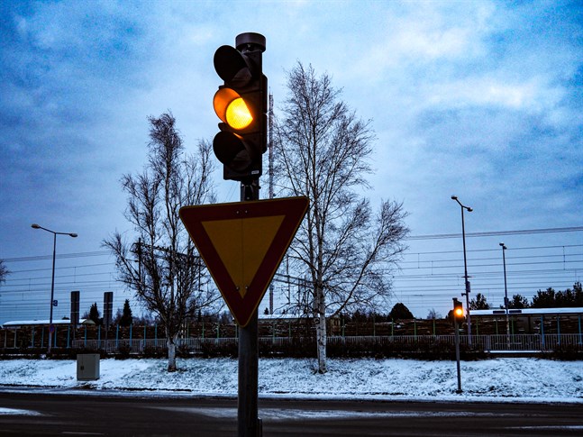 Trafikljus i korsningen Järnvägsgatan - Ristrandsgatan i Karleby centrum.