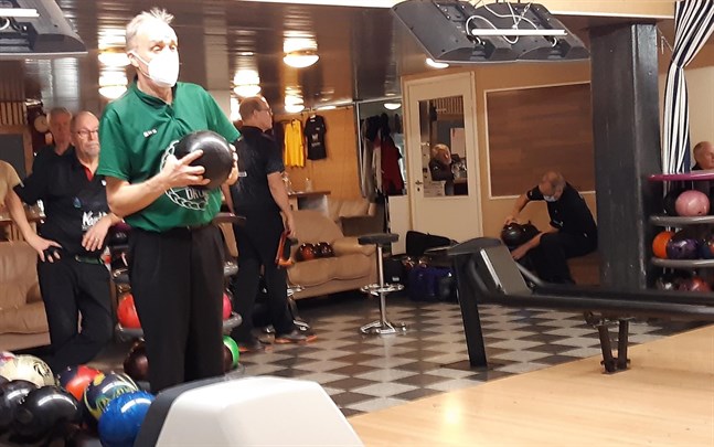 Leif Enfors bowlar med framgång i VM i Dubai.