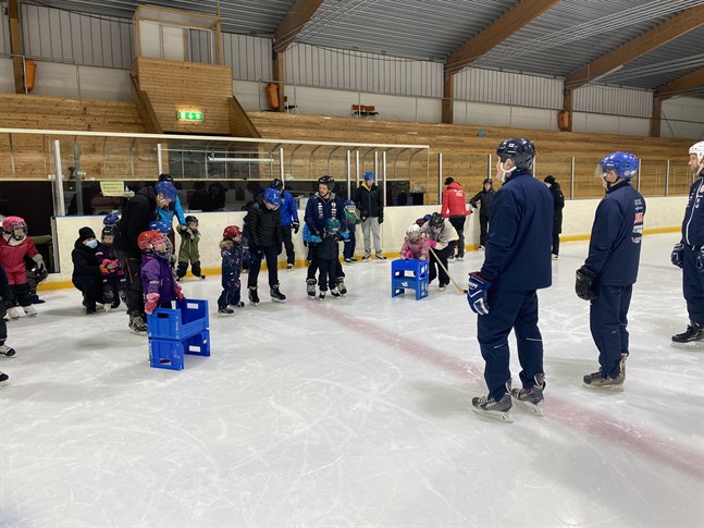 Robert Salo och Niclas Pada höll i trådarna för Krafts skridsko- och hockeyskola som körde igång på söndagen.