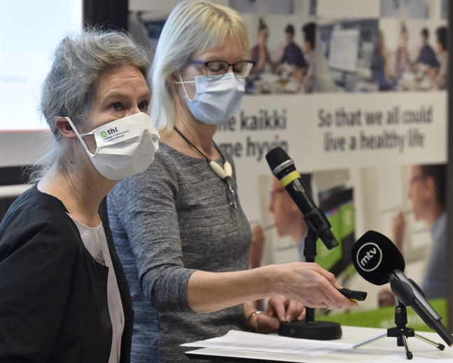 Överläkare Hanna Nohynek (till vänster) från Institutet för hälsa och välfärd och direktör Marjo-Riitta Helle från läkemedelsverket Fimea informerade om utvecklingen av coronavacciner på tisdagen.
