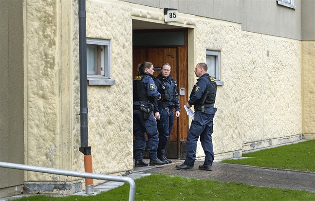 En kvinna i 70-årsåldern misstänks ha hållit sin son inspärrad i en lägenhet i Haninge kommun, där polisen nu undersöker brottsplatsen.