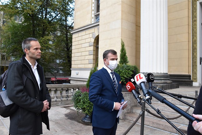 Kai Mykkänen (till vänster), ordförande för Samlingspartiets riksdagsgrupp och partiets ordförande Petteri Orpo. Arkivbild.