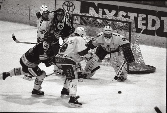 Derby mellan IFK Lepplax och Centers den 3 januari 1991. Jari Kiveliö (nr 34) vaktar IFK:s mål innan Fredrik Norrena tar över. Jurij Rychlov (nr 18) och Vladimir Kadlec brottas framför målet. Pasi Torsti och Keijo Tutti (?) fajtas om pucken i en match som Centers vann med 11–2.