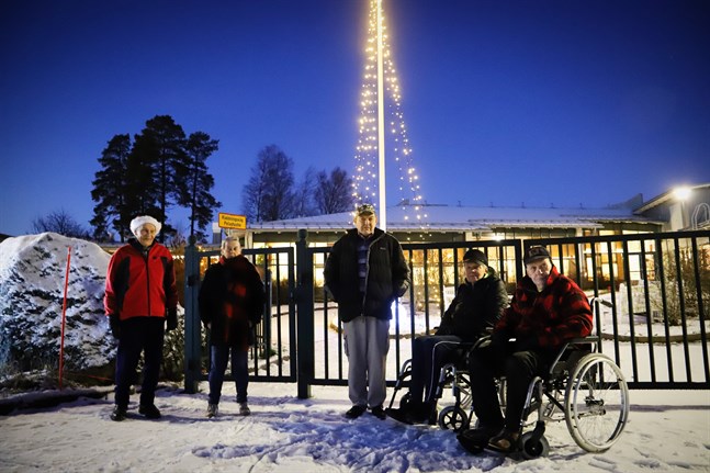 De äldre på serviceboendet Solhörnan i Korsholm får nu njuta av vacker julbelysning .