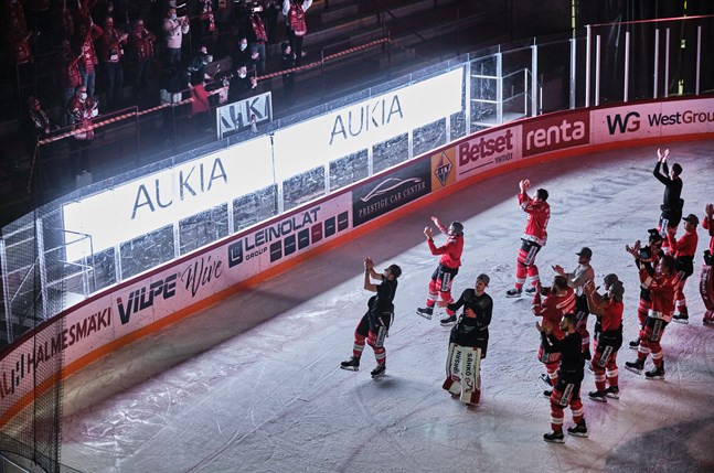 Klacken på Sundom stå stod kvar och sjöng länge efter matchen och laget återvände ut på isen för att vara med i firandet.