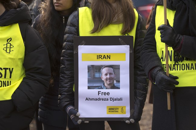 Demonstration utanför Irans ambassad på Lidingö för den fängslade KI-forskaren Ahmedreza Djalali. Arkivbild.