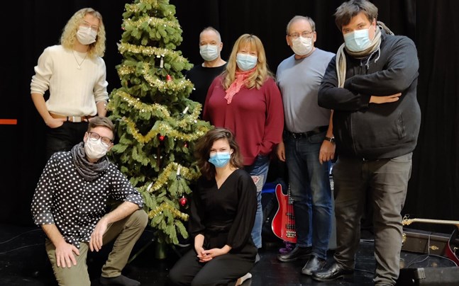Den stora julkonsertens ensemble befinner sig på Norrvalla i Vörå där man dragit igång förberedelserna inför konserten. Men så kom beskedet som satte punkt för hela turnén.